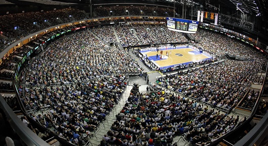 El Mercedes Benz Arena tiene capacidad para 16.000 personas.
