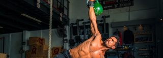 Un hombre de 34 años que entrena dos veces a la semana, el cliente del fitness en España