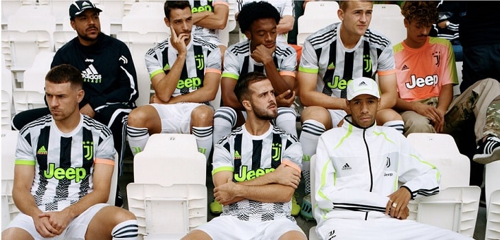 La Juventus fusiona el fútbol y la moda con su camiseta más 'luminosa' |  Palco23