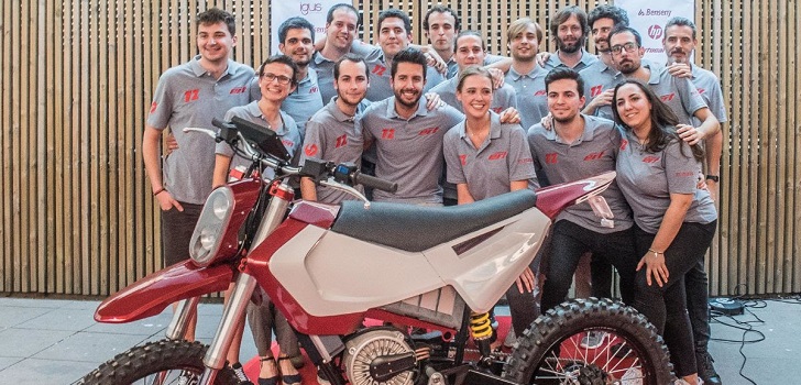 Doce estudiantes de cuarto curso del Grado de Ingeniería de Diseño Industrial de la Escola Universitària de Barcelona han creado una motocicleta 100% eléctrica de competición, que se ha fabricado siguiendo estrategias de ecodiseño.