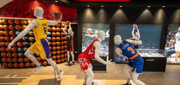 La compañía suiza de relojes, patrocinador oficial de la liga norteamericana de baloncesto, ha inaugurado una tienda dedicada en exclusiva a productos NBA en pleno centro neoyorquino. 