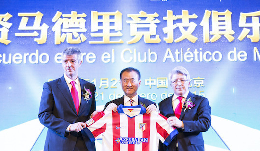 Wang Jianlin, entre Miguel Ángel Gil Marín, consejero delegado, y Enrique Cerezo, presidente del Atleti.