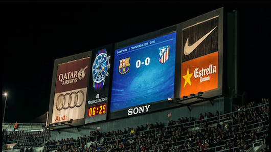 Maurice Lacroix ha instalado un gran reloj retroiluminado en los marcadores del Camp Nou.