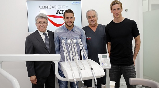 El doctor Miguel A. Soto-Yarritu, junto al presidente Enrique Cerezo y los jugadores Koke y Fernando Torres.