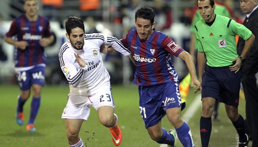 Isco (Real Madrid) y Saúl Berjón (Eibar) pugnan por el balón.