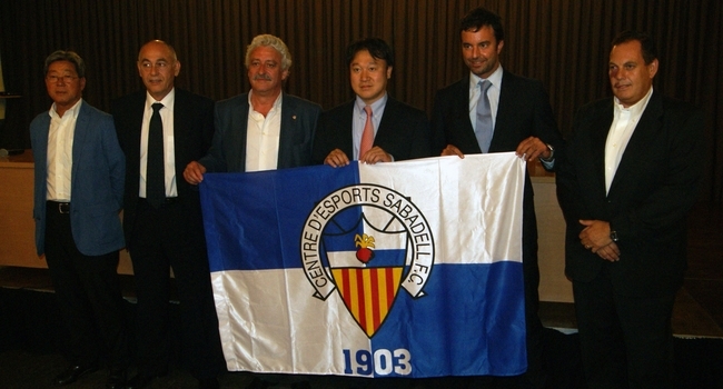 Keisuke Sakamoto, en el centro, es el máximo accionista del CE Sabadell.