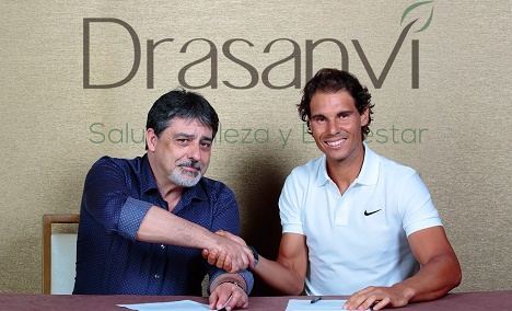 Rafa Nadal firmando el acuerdo con Drasanvi. 