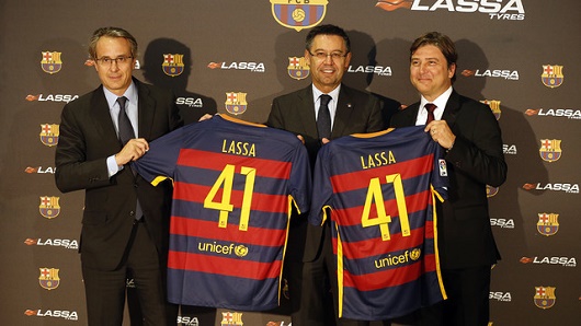 El presidente del Barça, Josep Maria Bartomeu, entre el vicepresidente económico, Javier Faus, y el director general de Brisa, Hakan Bayman.