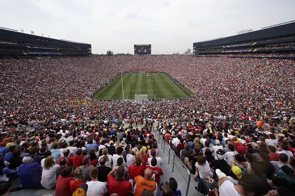 Esta gira ha llegado a congregar a más de 100.000 espectadores en un estadio de fútbol.
