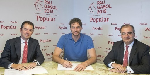 Gómez y Gasol firmando el contrato, bajo la presencia del presidente del banco, Ángel Ron.