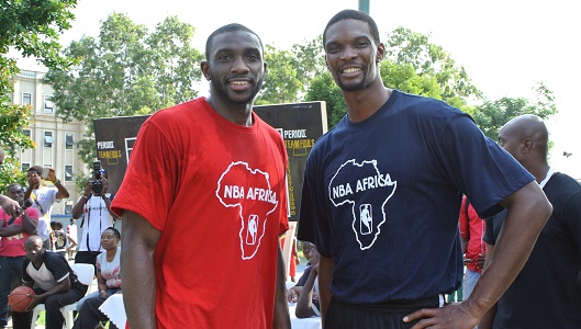 La NBA lleva años con iniciativas en el continente. Dzaflo Larkai (izquierda) y Chris Bosh en Ghana. 