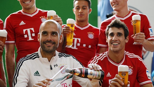 Pep Guardiola junto a sus jugadores en la presentación de la marca cervecera.