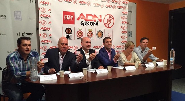 Directivos de los clubes de Girona con el carnet ADN Gironí. /Girona CH