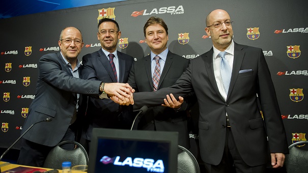 Manel Arroyo, vicepresidente de marketing, y Josep Maria Bartomeu, presidente del Barça, junto a Hakan Bayman y Yigit Gürçay, consejero y director general de Brisa, respectivamente.