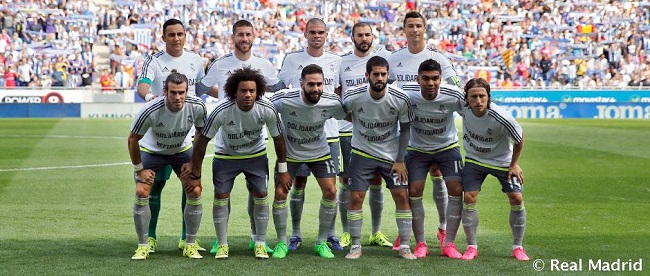 El once inicial del Real Madrid vistiendo la camiseta en apoyo a los refugiados./ Real Madrid