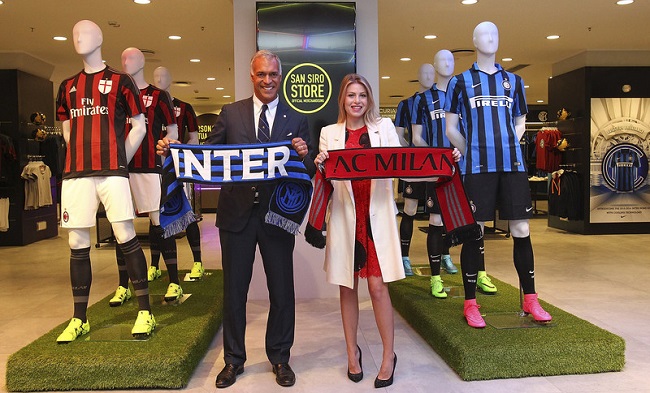 Michael Bolingbroke, director general del Inter, y Barbara Berlusconi, consejera delegada del Milan, en la nueva tienda.