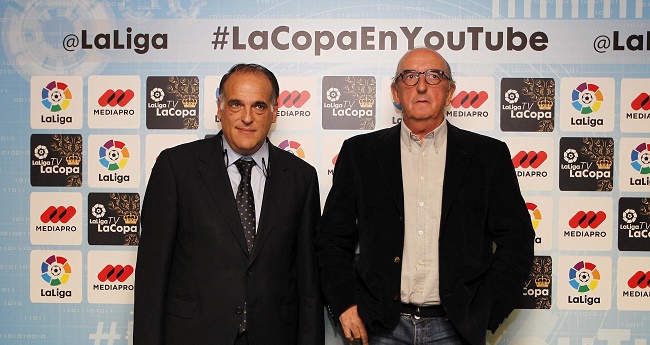 El presidente de La Liga, Javier Tebas, junto a Jaume Roures, máximo responsable de Mediapro