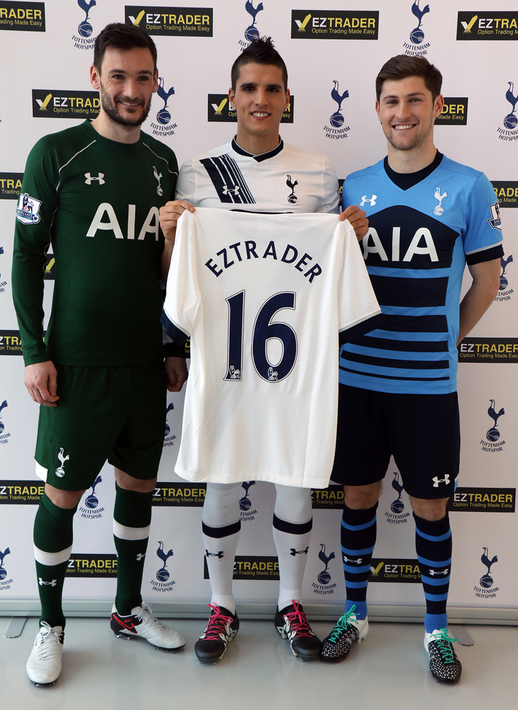 Los jugadores del Tottenham posan con la imagen del nuevo patrocinador.