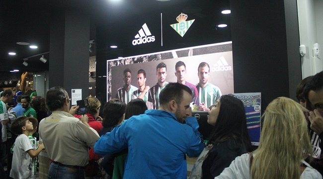 atleta Desilusión Pescador El Betis abre un 'outlet' con Adidas en el centro comercial Sevilla Factory  | Palco23
