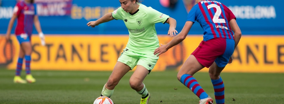2021: El fútbol femenino logra profesionalizarse, pero estanca las negociaciones