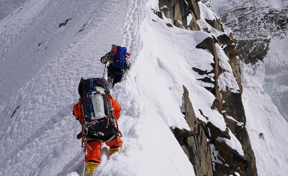 Oxígeno, crampones y un guía para subir al Everest