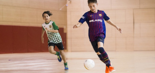El Barça diversifica su negocio de escuelas y entra en fútsal