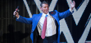 El fundador de la WWE vende un 4,1% para relanzar su liga de fútbol americano