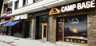 Camp Base ‘escala’ en la distribución ‘outdoor’ con dos tiendas en Girona