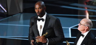 Kobe Bryant engrosa su vitrina con un Oscar