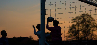 El joven que aún consume deporte: practicante, gratis y de fútbol y básquet