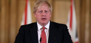 La Premier se planta ante Boris Johnson: “No abriremos los estadios para mil personas”
