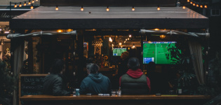 Mediana edad, social y 13 euros por partido: así es el consumidor del fútbol en los bares