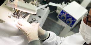 Gobik ajusta su producción para fabricar batas médicas y mascarillas